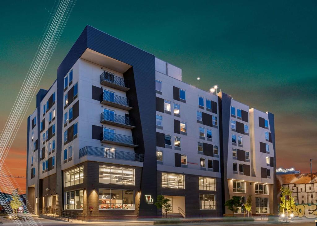 um grande edifício de apartamentos com luzes acesas em Vīb Hotel by Best Western Denver RiNo em Denver