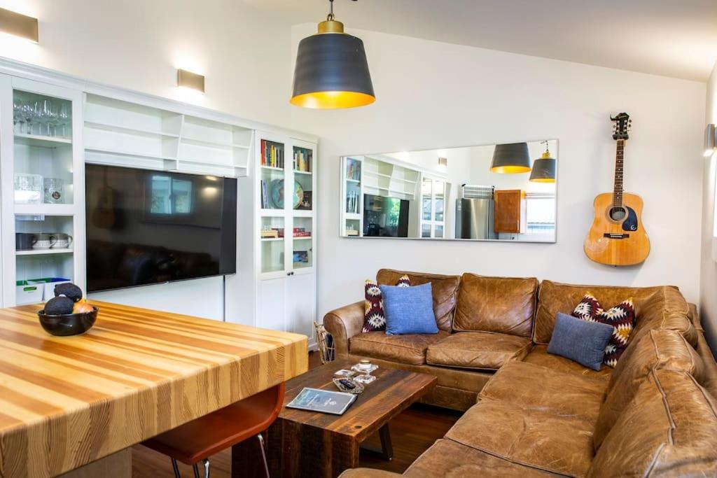 uma sala de estar com um sofá e uma mesa em The Revelstuck Hut - Downtown Revelstoke em Revelstoke