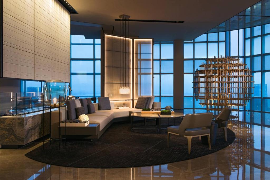深圳的住宿－深圳中洲萬豪酒店，带沙发和吊灯的客厅