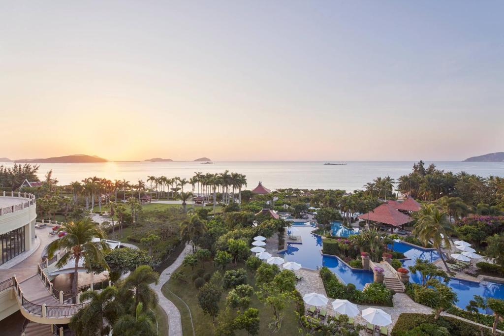 una vista aérea del complejo con el océano en el fondo en Sanya Marriott Yalong Bay Resort & Spa en Sanya