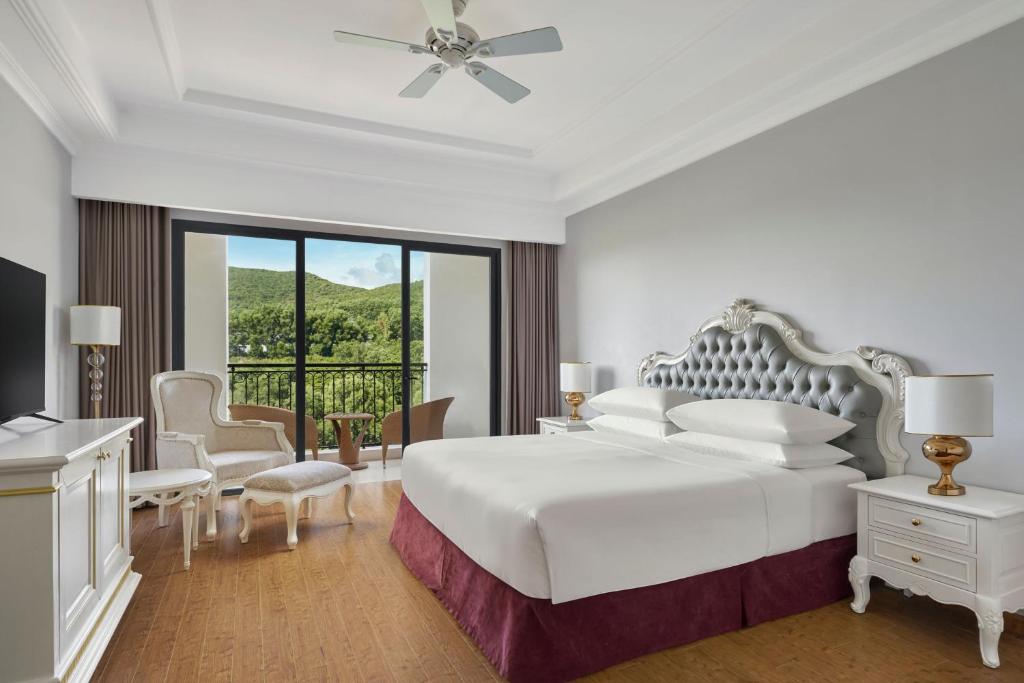 Giường trong phòng chung tại Nha Trang Marriott Resort &amp; Spa, Hon Tre Island