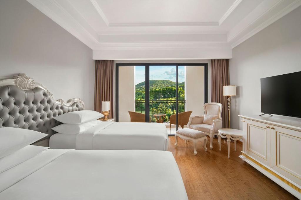 Giường trong phòng chung tại Nha Trang Marriott Resort &amp; Spa, Hon Tre Island