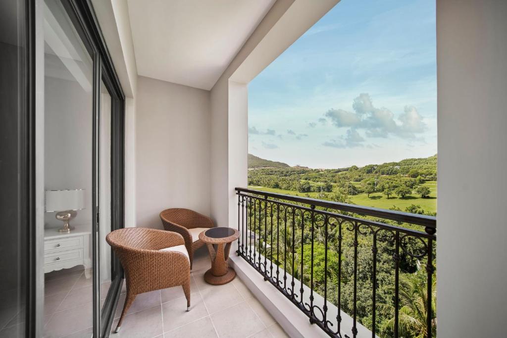Cảnh núi rừng hoặc tầm nhìn ra núi từ resort