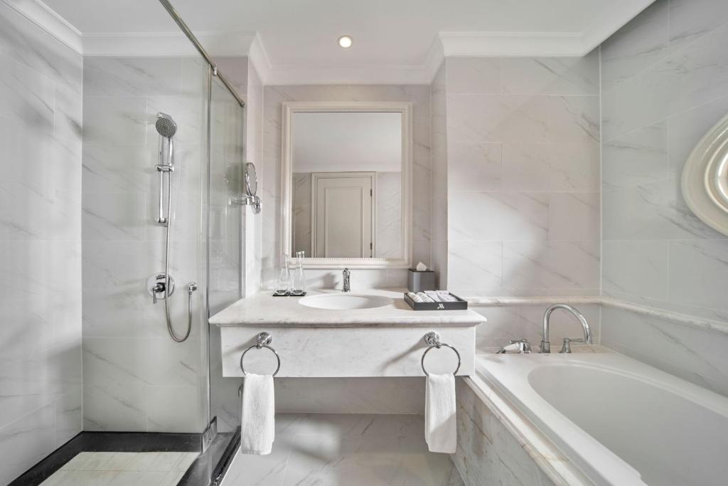 Phòng tắm tại Nha Trang Marriott Resort &amp; Spa, Hon Tre Island