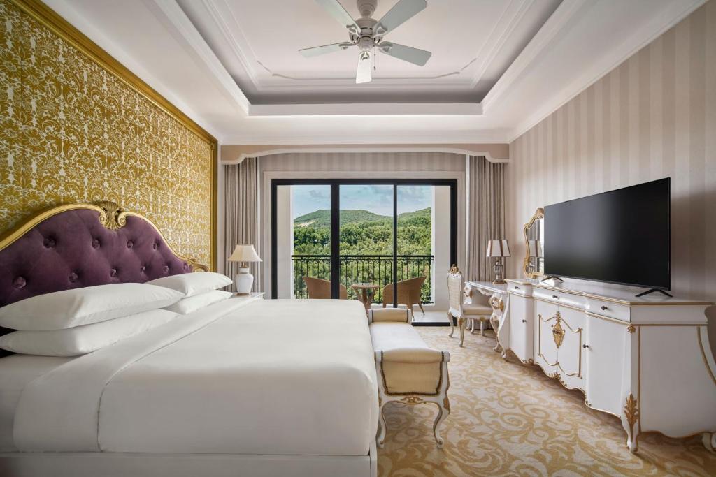 Giường trong phòng chung tại Nha Trang Marriott Resort &amp; Spa, Hon Tre Island