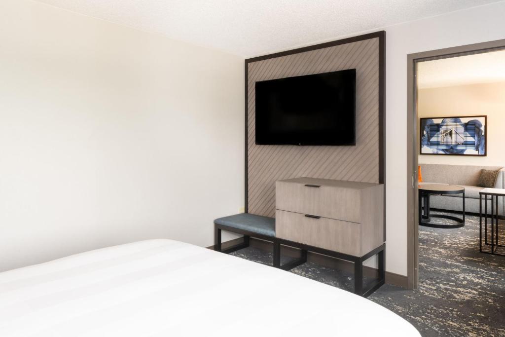 Pittsburgh Airport Marriott - Junior Suite, Concierge Lounge Access, 1 Rey, Sofá Bed