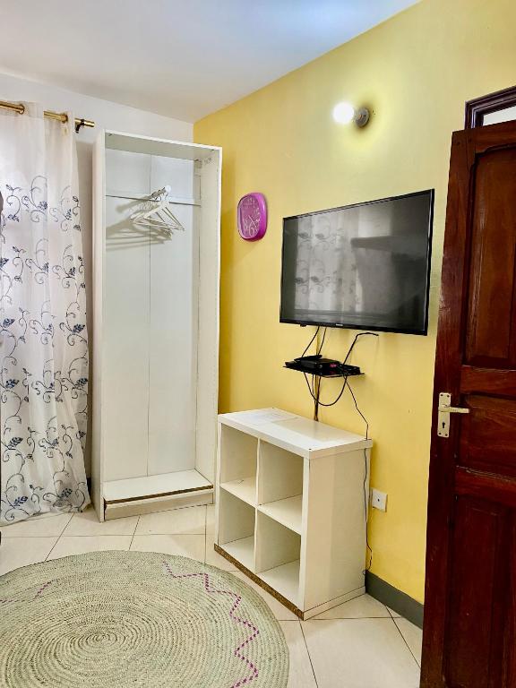 TV a/nebo společenská místnost v ubytování Kelele Square
