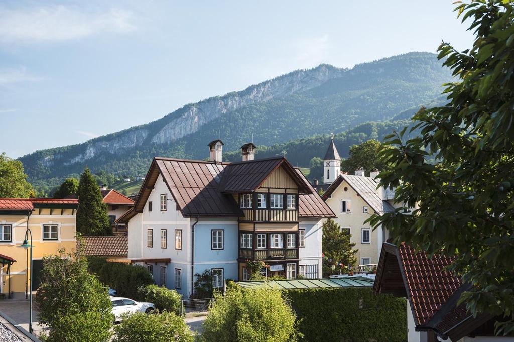 a town with houses and a mountain in the background at Wanderlust Boutique Rooms - Self Check-in & Personal Check-in in Bad Goisern
