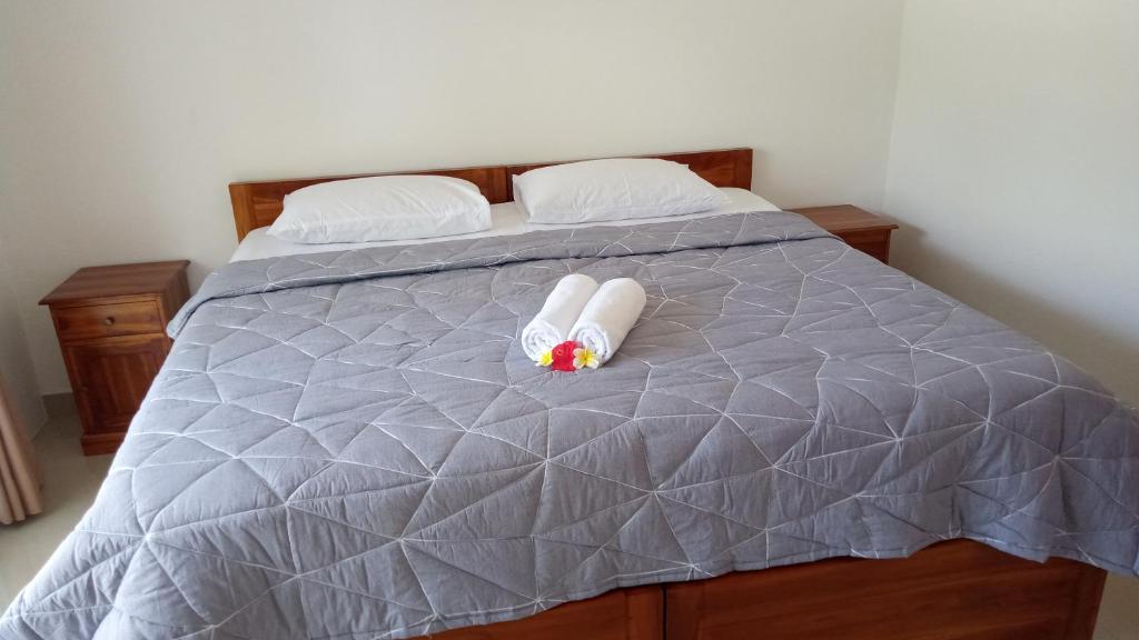 Una cama con dos almohadas blancas encima. en Chida Homestay, en Ubud