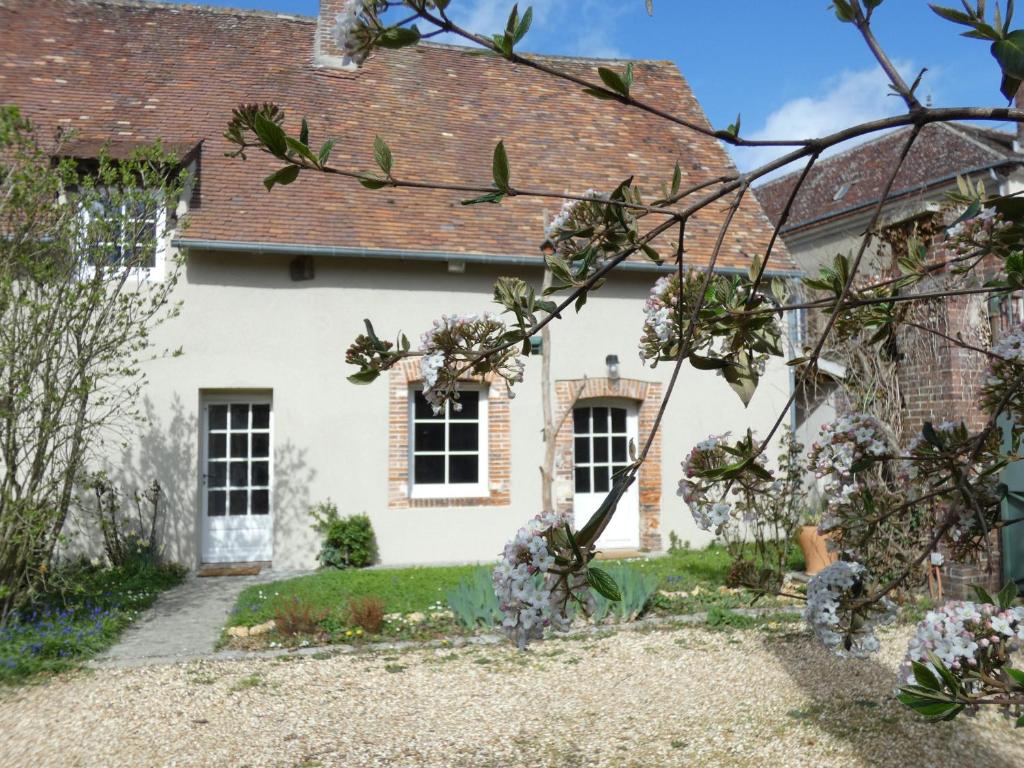 une maison avec un jardin en face dans l'établissement Gîte Garnay, 3 pièces, 4 personnes - FR-1-581-103, à Garnay