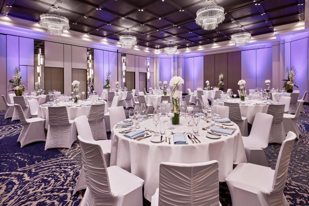Um restaurante ou outro lugar para comer em The Westin Grand Frankfurt