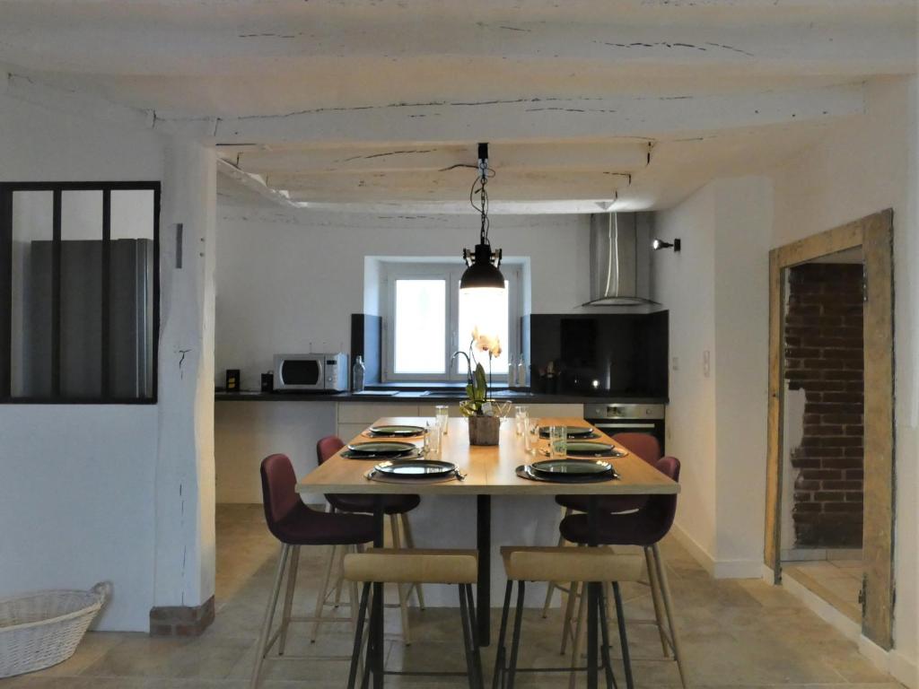 Kuchyňa alebo kuchynka v ubytovaní Gîte Rénové avec Jardin Clos et Terrasse - Idéal Familles/Amis, Eure-et-Loir, Proche Nogent le Rotrou - FR-1-581-104