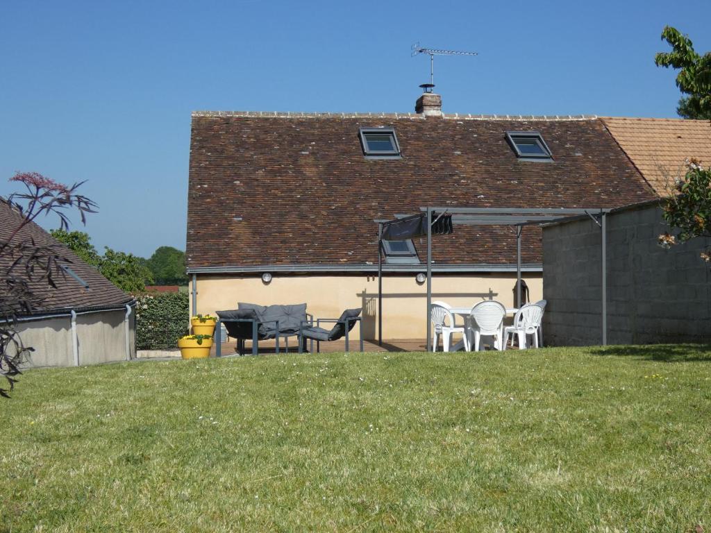 Vonkajšia záhrada v ubytovaní Gîte Rénové avec Jardin Clos et Terrasse - Idéal Familles/Amis, Eure-et-Loir, Proche Nogent le Rotrou - FR-1-581-104