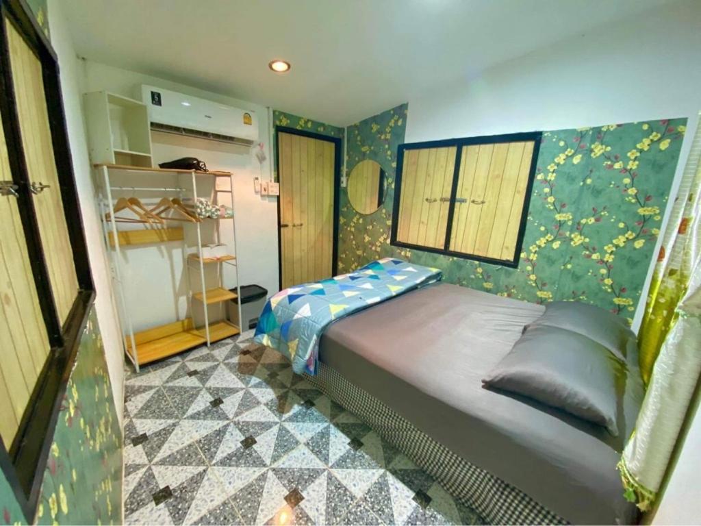 - une chambre avec un lit dans l'établissement Chompunud House589 ชมพูนุชเฮ้าส์589, à Ban Don Klang