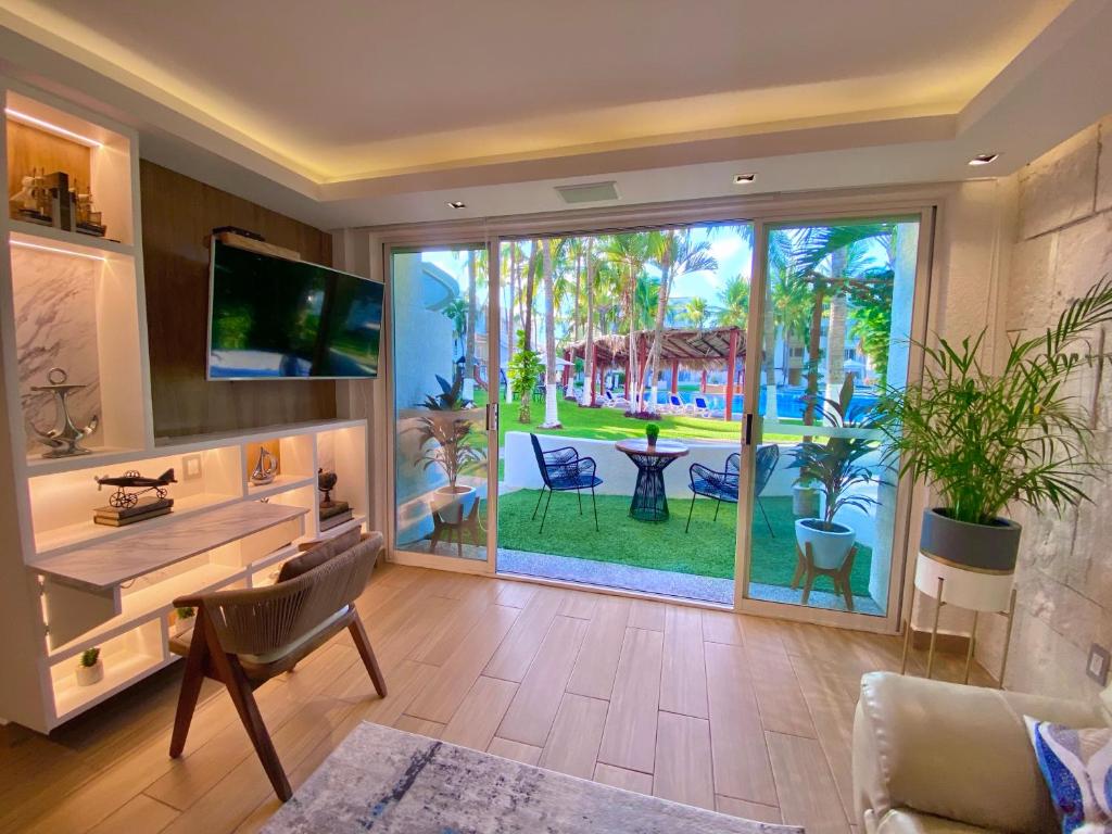 アカプルコにあるDepto acogedor en Acapulco Diamante - Sin daños por OTISのリビングルーム(大きなスライド式ガラスドア付)