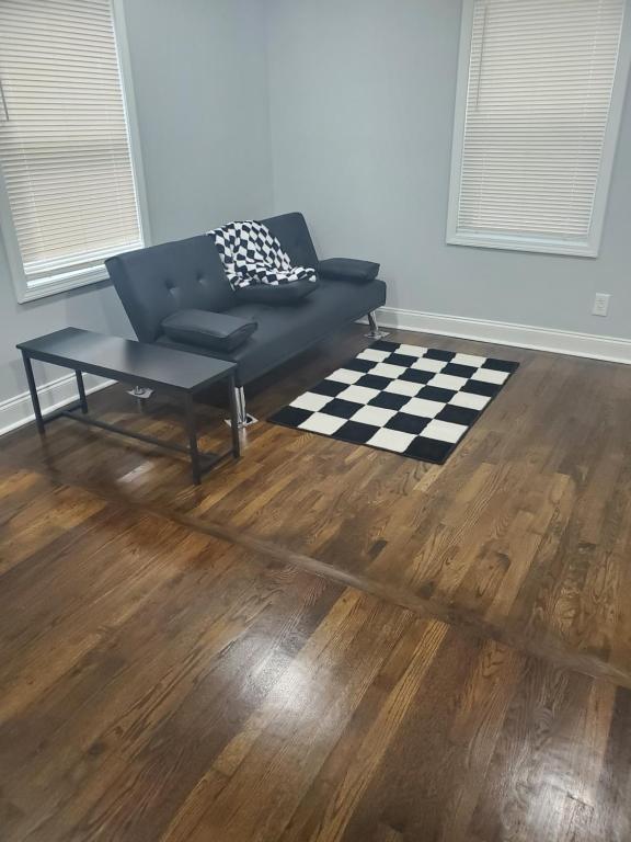 uma sala de estar com um sofá e um piso em xadrez em Casa em Decatur