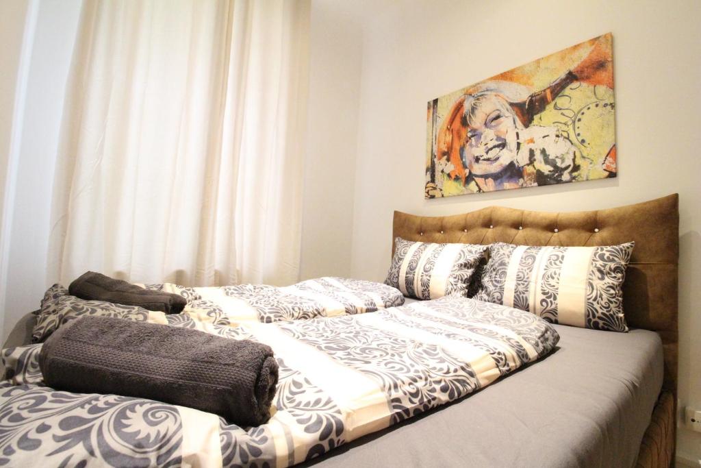 2 Betten in einem Schlafzimmer mit Avertisation für in der Unterkunft Superior Double room RF in Wien