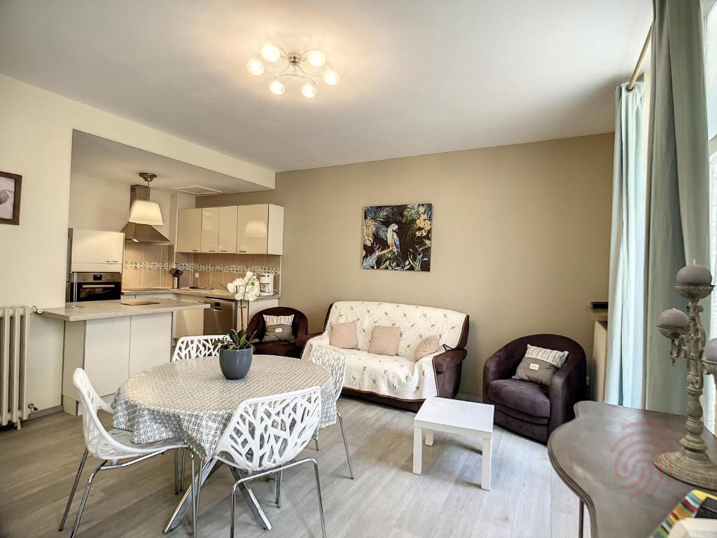 un salon avec une table et un canapé dans l'établissement Appartement F3 avec Wifi et Parking proche Thermes, animaux acceptés à Lamalou-les-Bains - FR-1-451-122, à Lamalou-les-Bains