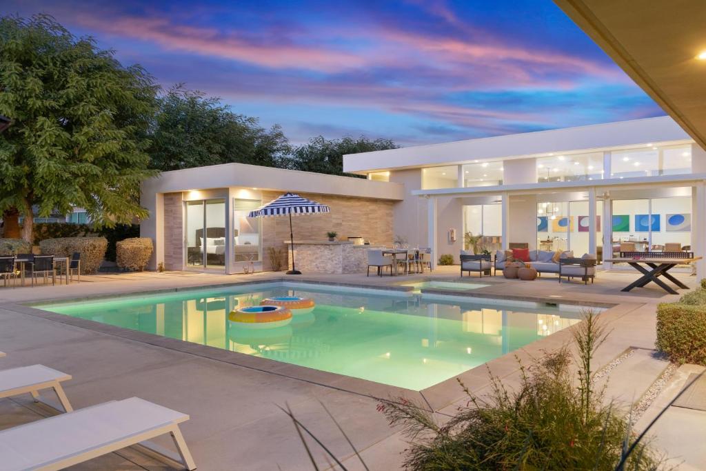 een huis met een zwembad ervoor bij Polo Villa 2 by AvantStay Entertainer's Backyard w Vball Court, Pool & Spa 260-314 6 Bedrooms in La Quinta