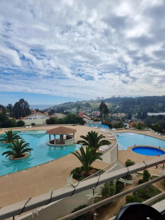 - Vistas a la piscina de un complejo en Arriendo vacaciones reñaca, en Viña del Mar