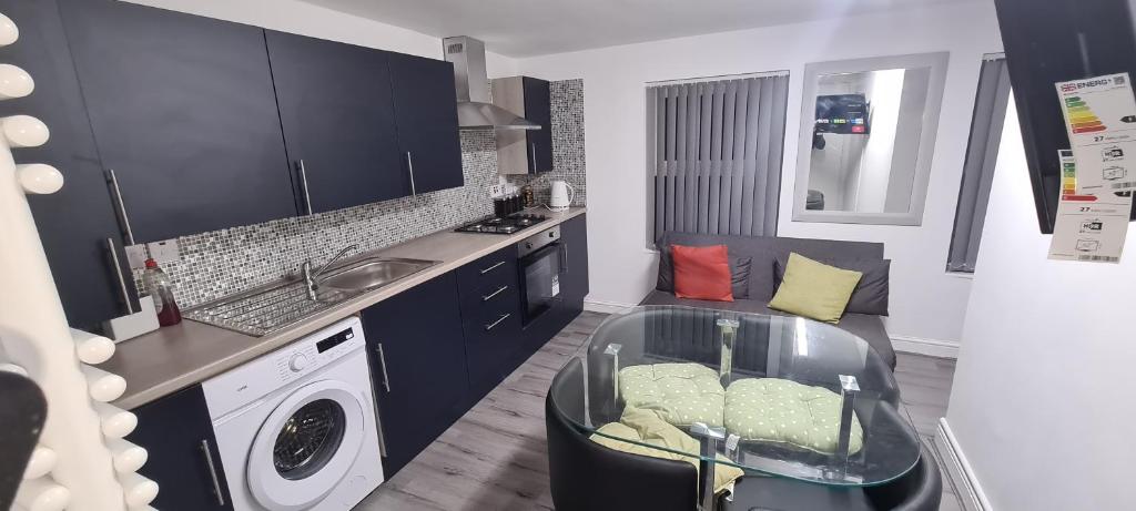 una cucina con lavandino e lavatrice di Cosy one bedroom Apartment a Liverpool