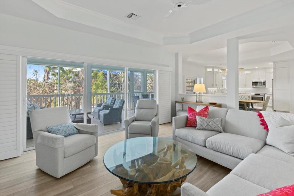 Гостиная зона в 5294 Umbrella Pool Rd home