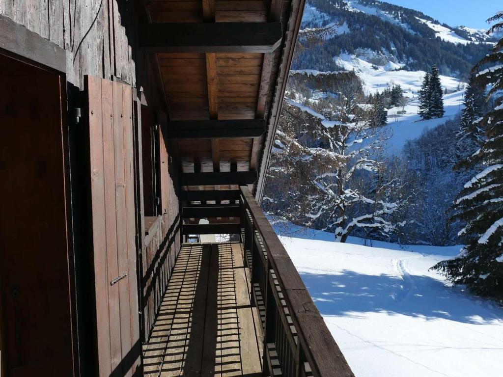 - un bâtiment avec vue sur une montagne enneigée dans l'établissement Appartement typique 75m², 2 chambres, balcon, face au télésiège, parking, proche front de neige. - FR-1-595-92, à Notre-Dame-de-Bellecombe