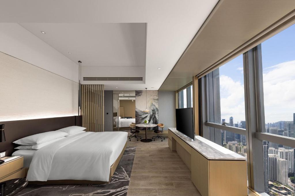 TV a/nebo společenská místnost v ubytování Renaissance Shenzhen Bay Hotel