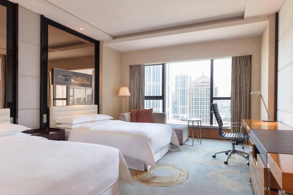 Postel nebo postele na pokoji v ubytování Sheraton Zhongshan Hotel