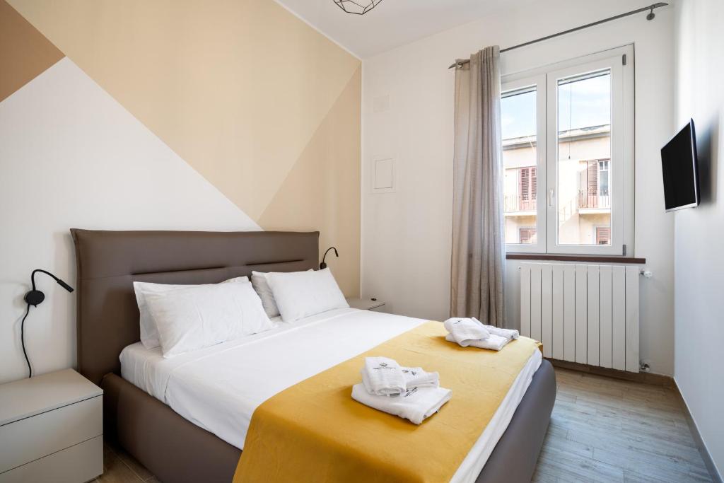 um quarto com uma cama com duas toalhas em Sister's Suites Rooms em Palermo