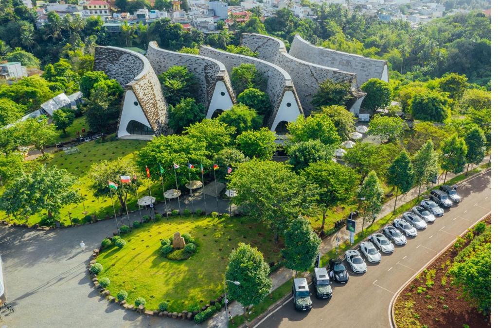 una vista aérea de un parque con coches aparcados en The Coffee City - Healing & Retreats en Buon Ma Thuot