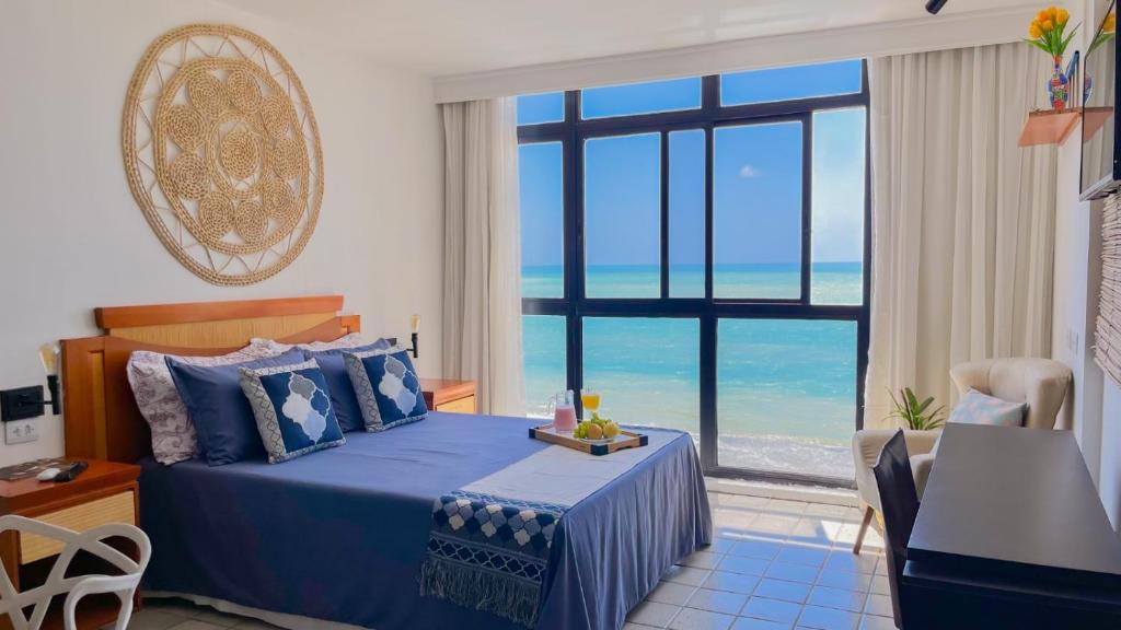 1 dormitorio con 1 cama y vistas al océano en Flat 711 Golden Beach, en Recife