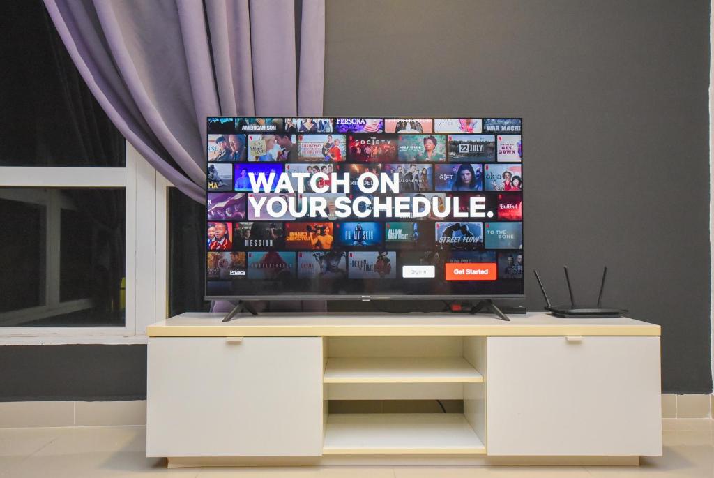 Televisyen dan/atau pusat hiburan di 1Medini Theme Suite by Nest Home【LEGOLAND】