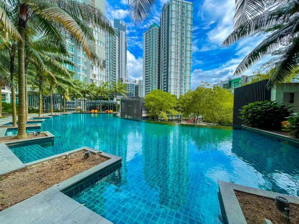 ein großes Schwimmbad in einer Stadt mit hohen Gebäuden in der Unterkunft 1Medini Theme Suite by Nest Home【LEGOLAND】 in Nusajaya