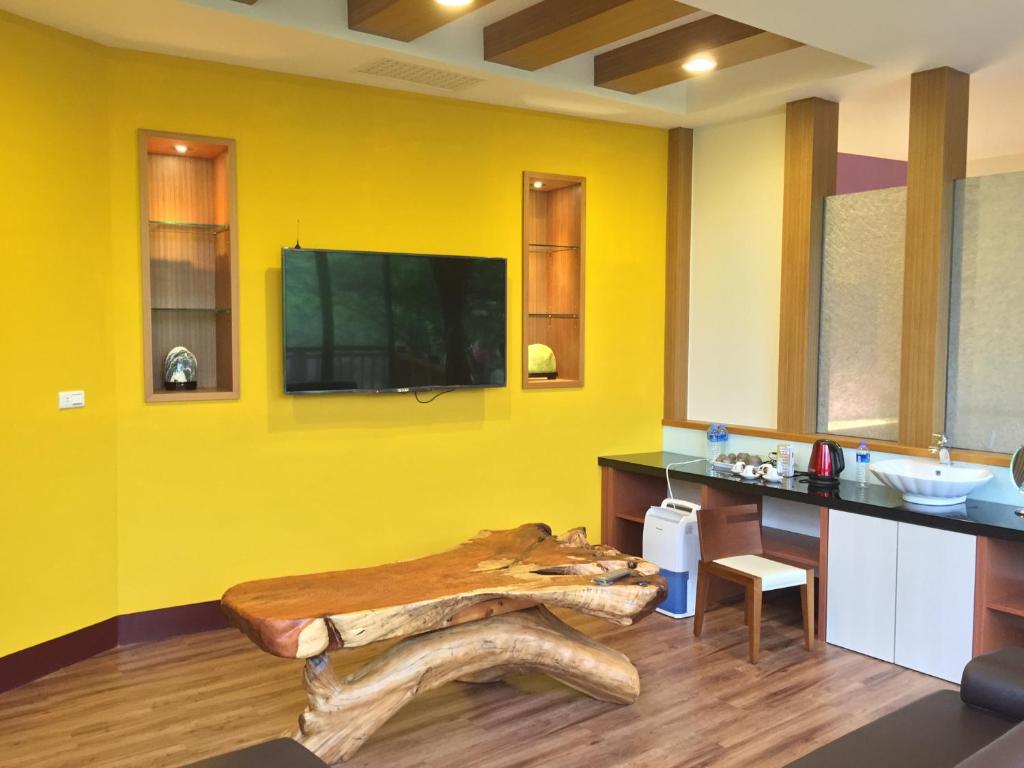 TV a/nebo společenská místnost v ubytování Nantou Xitou Riverside Homestay B&B
