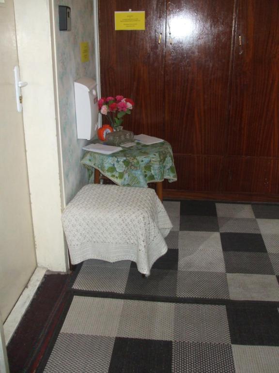 トゥルゴヴィシテにあるDaneto Apartmentのバスルーム(花瓶付)