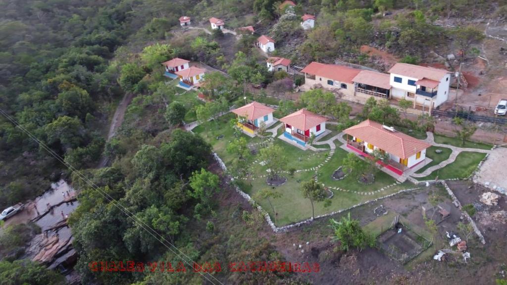 widok z góry na dom na wzgórzu w obiekcie Chalés Vila das Cachoeiras w mieście Diamantina