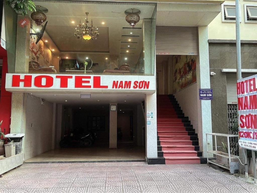 una señal principal del hotel frente a un edificio en Khách Sạn Nam Sơn, en Hai Phong