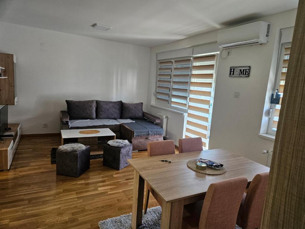 uma sala de estar com um sofá e uma mesa em REA em Pasuljište