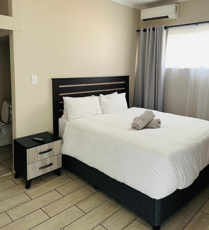 The Eden Boulders Hotel and Resort Midrand - Sala De Reina Con Vista A La Piscina