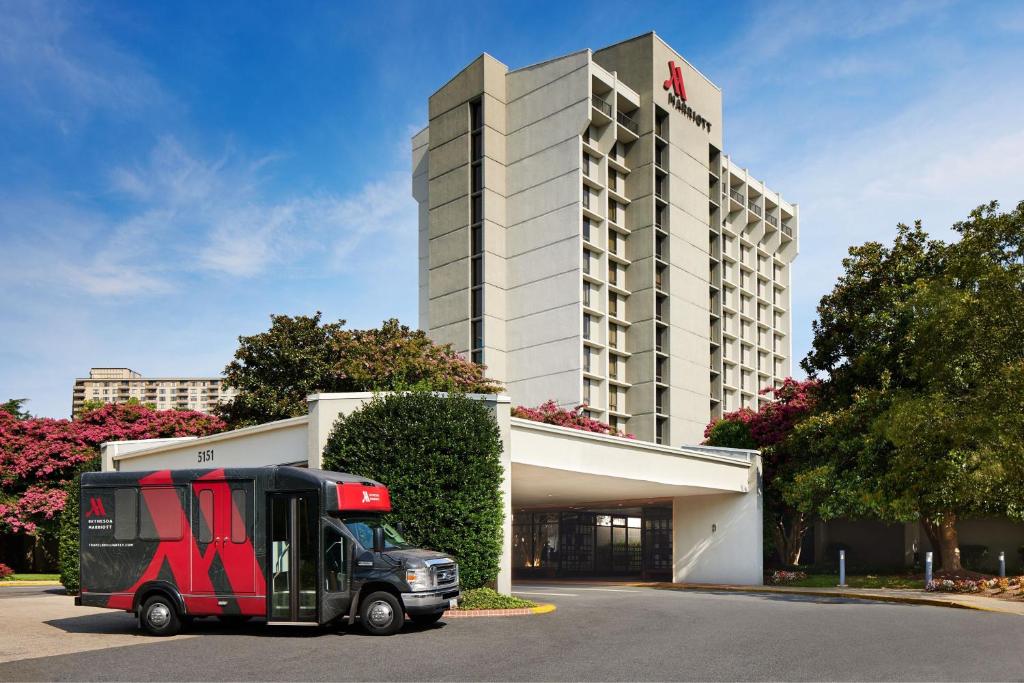 un camión negro y rojo estacionado frente a un edificio en Bethesda Marriott, en Bethesda