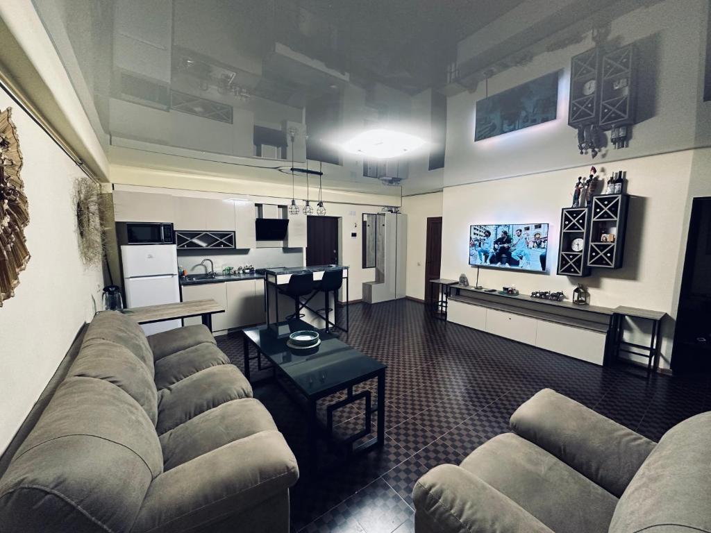 uma sala de estar com um sofá e uma mesa em Tsaghkazdor luxury apartment em Tsaghkadzor