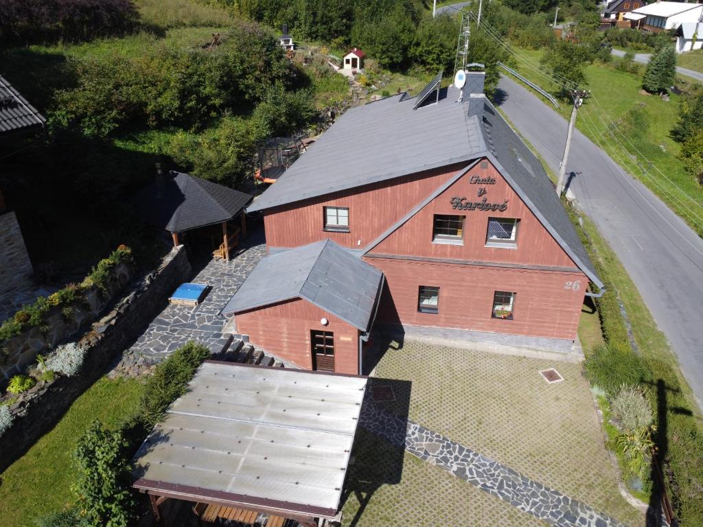 widok z góry na dużą czerwoną stodołę w obiekcie Chata v Karlově w mieście Malá Morávka