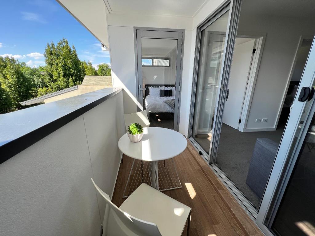 TV a/nebo společenská místnost v ubytování Stunning Dickson Luxe 3BR 2Bath Double Garage WiFi Brand New Home