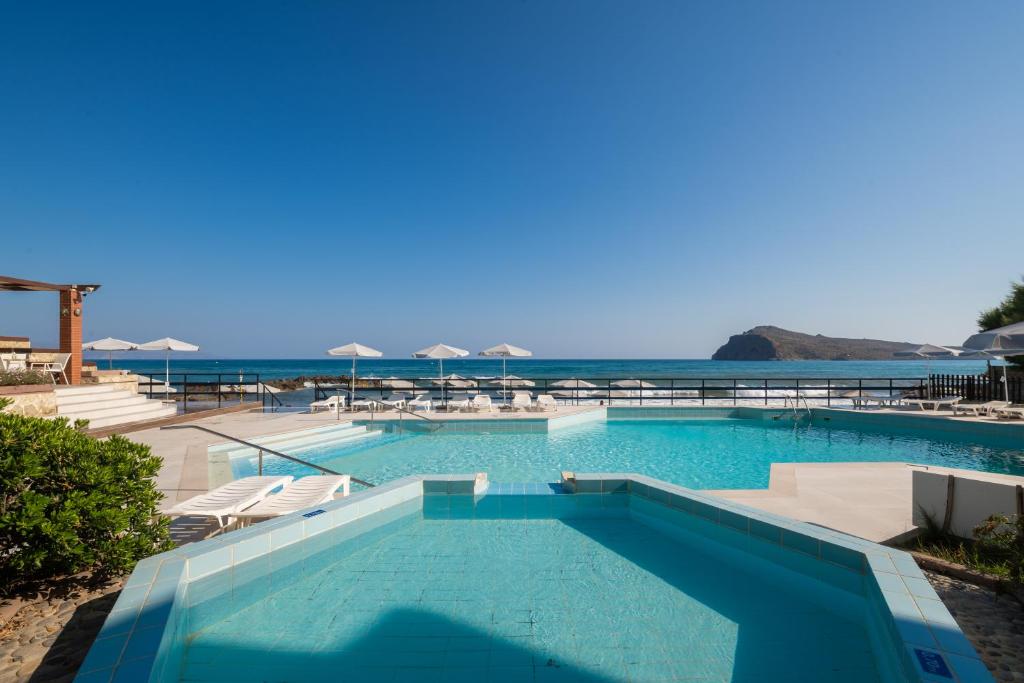 The swimming pool at or close to Hotel Haris on the beach