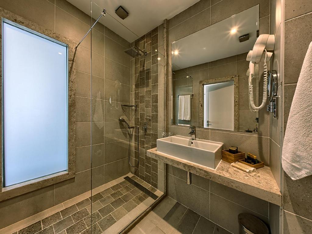 Deluxe Sea View Room with Balcony and Free Beach