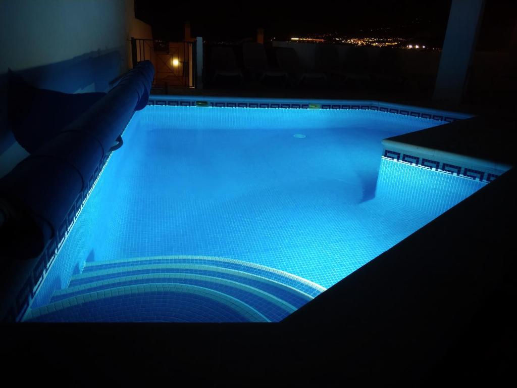 Bazén v ubytovaní BEAUTIFUL VILLA - 4 bedrooms, heated pool, fibre net, 2 priv car park places, tv channels alebo v jeho blízkosti
