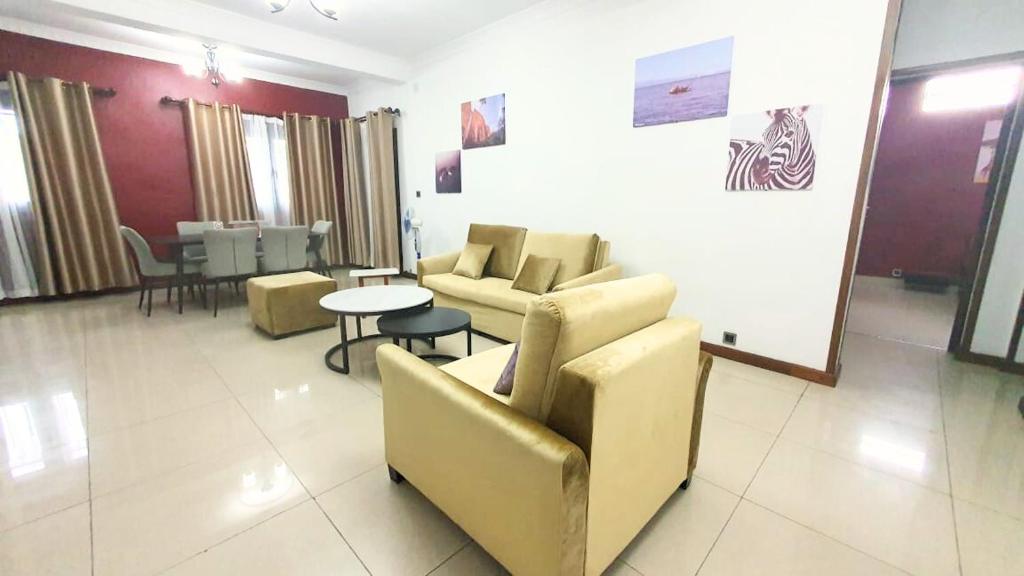 un soggiorno con divano e tavolo di Les Alizés Appartement meublé 2 a Toamasina