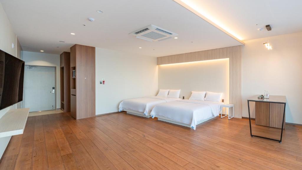 Postel nebo postele na pokoji v ubytování Sharp & Flat Hotel