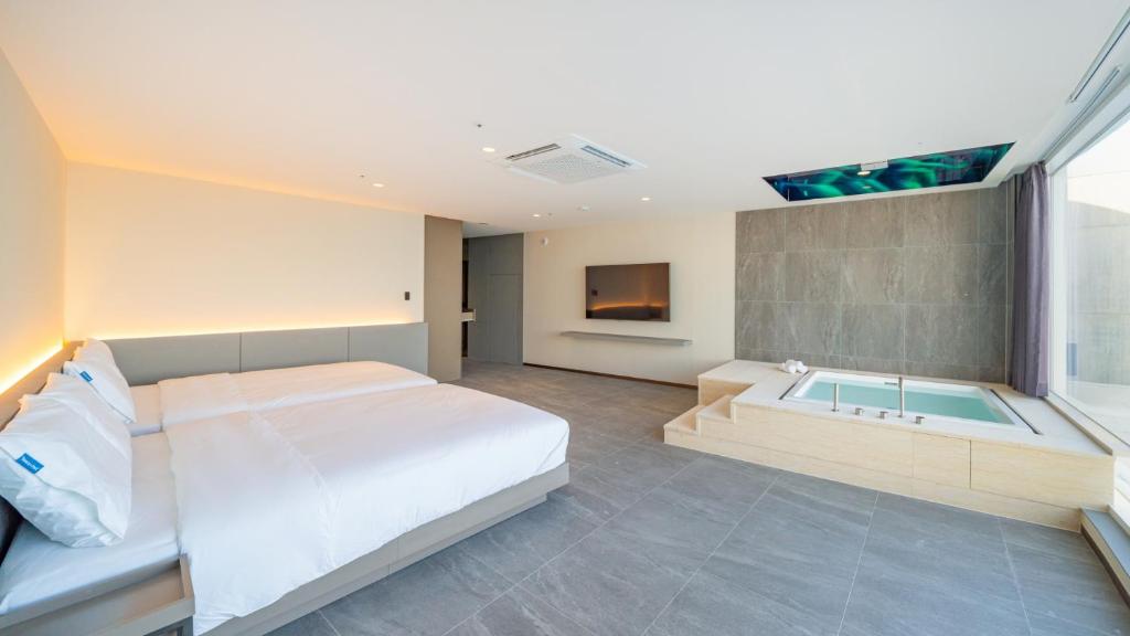 Sharp & Flat Hotel - Deluxe Double Room With Bath